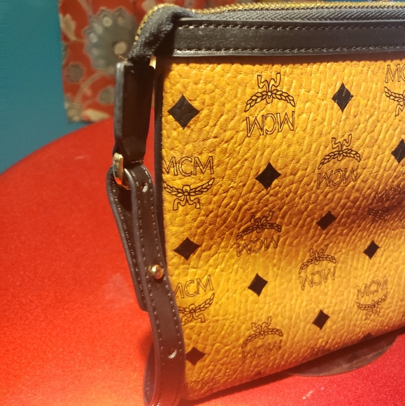 ☄️SOLD☄️MCM Vicetos Galaxy Anya Wristlet - Picture 6 of 7